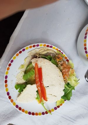 Una foto de Pan pita al plato con hummus carne y zapallitos italianos salteado