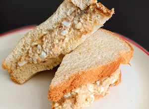 Una foto de 🥪 Sandwich de atún y huevo 🐟🍳
