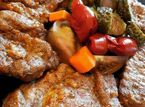O poză a rețetei Friptură de porc sau de pui pe hârtie de copt.