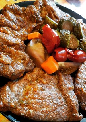 O poză a rețetei Friptură de porc sau de pui pe hârtie de copt.