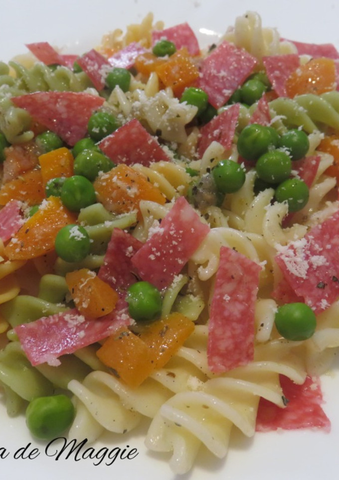 Una foto de Ensalada de pasta con salami