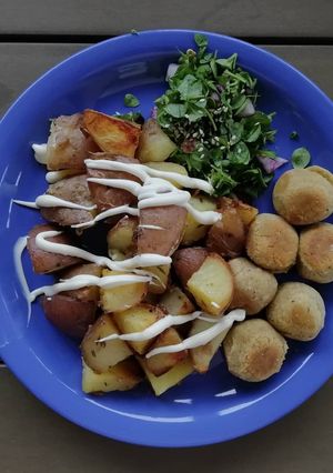 VEGÁN Falafel köményes krumplival és tyúkhúr salival recept fotója