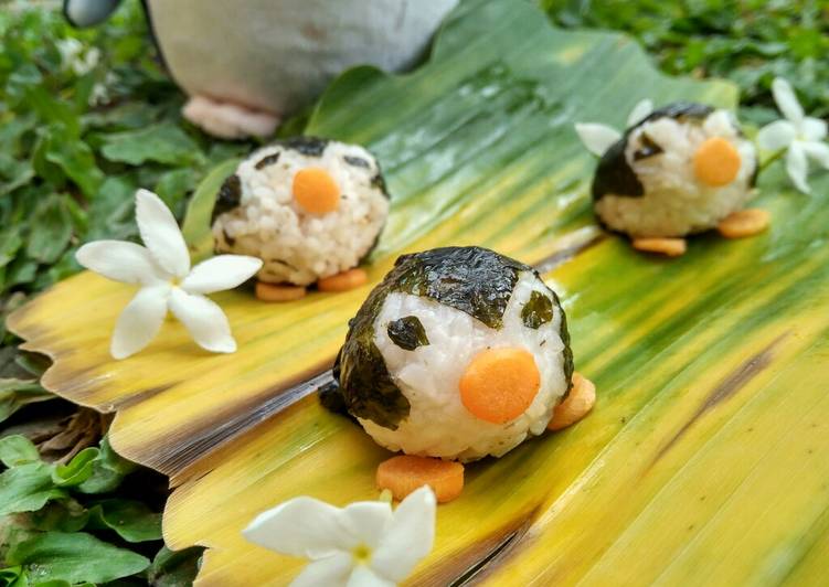 Onigiri Pinguin Isi Tumis Kurma