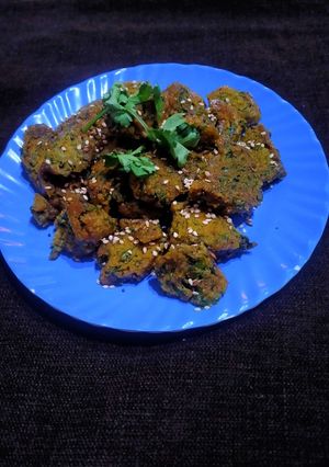 પાલકના મુઠીયા (Palak Muthia Recipe In Gujarati) રેસીપી મુખ્ય ફોટો