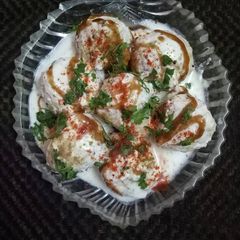 A picture of Dahi wada.