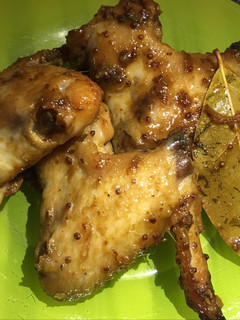 Una foto de Alitas de pollo con soja, mostaza y miel