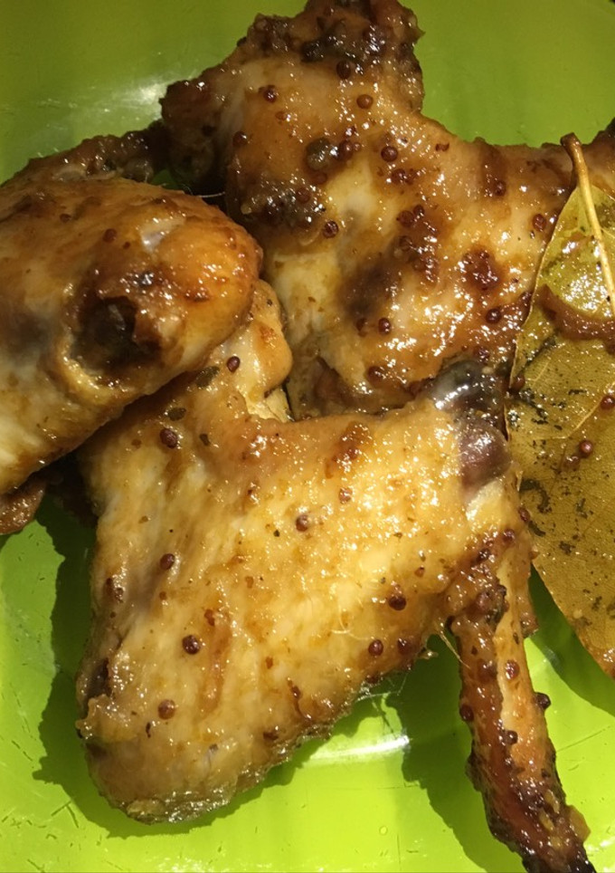 Una foto de Alitas de pollo con soja, mostaza y miel