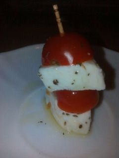 Una foto de Brocheta de tomate y mozzarella a la albahaca