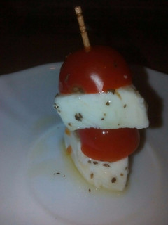 Una foto de Brocheta de tomate y mozzarella a la albahaca
