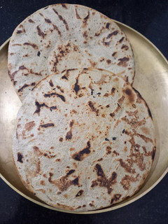 બાજરા ના રોટલા (Bajra Rotla Recipe In Gujarati) રેસીપી મુખ્ય ફોટો