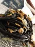 Spaghetti al nero di seppia con le vongole e finger lime