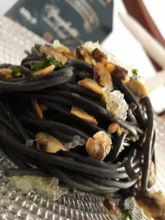 Foto di Spaghetti al nero di seppia con le vongole e finger lime