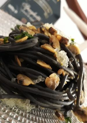Foto di Spaghetti al nero di seppia con le vongole e finger lime