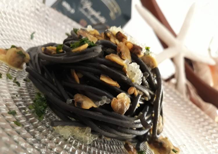 Spaghetti al nero di seppia con le vongole e finger lime