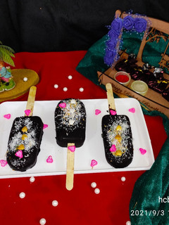 બાઉન્ટી કોકોનટ કેકસિકલ (Bounty Coconut Cakesicles Recipe In Guja રેસીપી મુખ્ય ફોટો