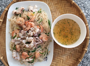 Hình của món Hủ tíu xào tôm thịt.