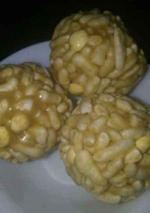 मुरमुरा लड्डू (murmura ladoo recipe in Hindi) रेसिपी मुख्य फोटो
