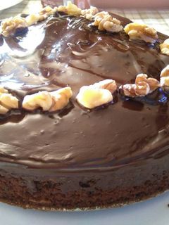 Una foto de Bizcocho de chocolate con nueces jugoso y esponjoso