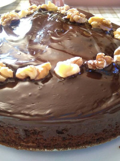 Una foto de Bizcocho de chocolate con nueces jugoso y esponjoso