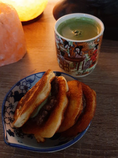 Una foto de Matcha Dorayakis & Sweet Anko flavoured // Dorayakis con crema de matcha y relleno de anko dulce
