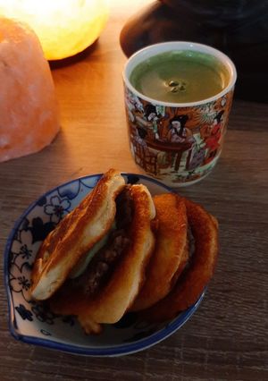 Una foto de Matcha Dorayakis & Sweet Anko flavoured // Dorayakis con crema de matcha y relleno de anko dulce
