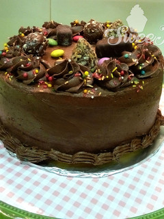 Una foto de Tarta bombón para un feliz cumpleaños