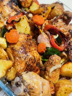 Una foto de Pollo asado con verduras (airfryer)