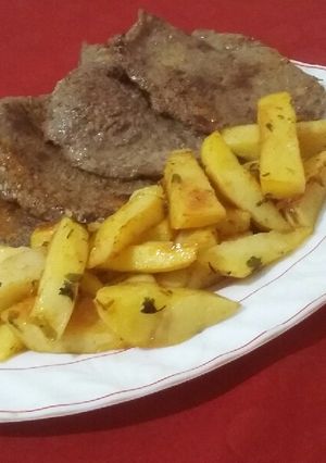 صورة لوصفة ستيك بقري طري مع بطاطا محمرة في الفرن بنيينة 👍