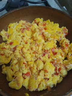 Una foto de Huevo con tomate y cebolla