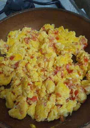 Una foto de Huevo con tomate y cebolla