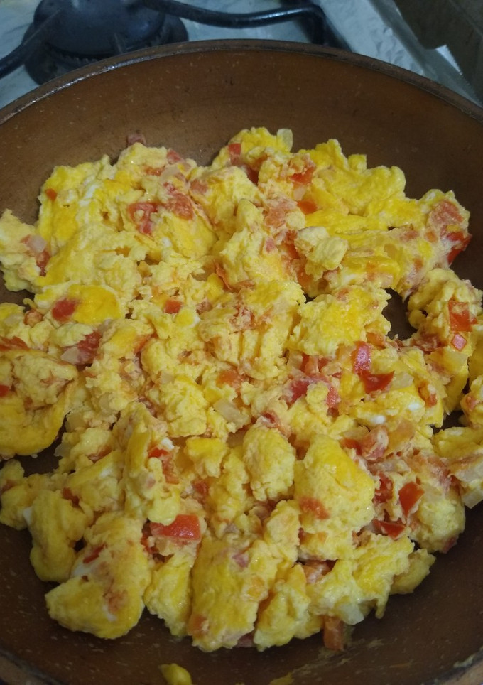 Una foto de Huevo con tomate y cebolla