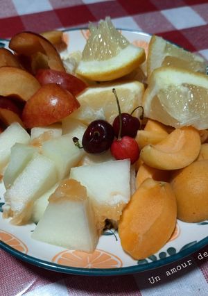 Une photo de Assiette de fruits frais 🥣