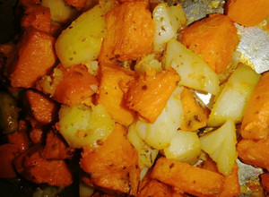 Una foto de Papas y boniatos en condimento sabor pollo