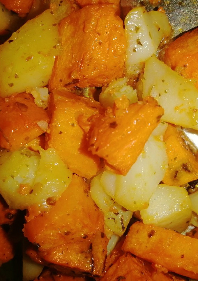 Una foto de Papas y boniatos en condimento sabor pollo