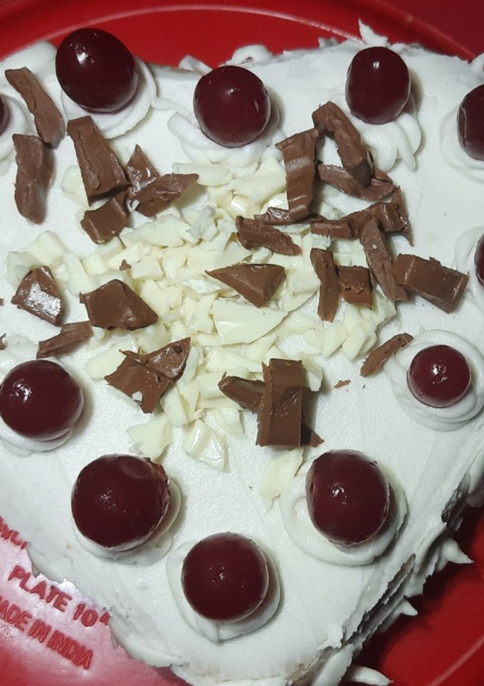 வைட் பாரஸ்ட் கேக் (White forest cake recipe in tamil) செய்முறை முக்கிய புகைப்படம்