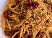 Una foto di spaghetti capperi acciughe