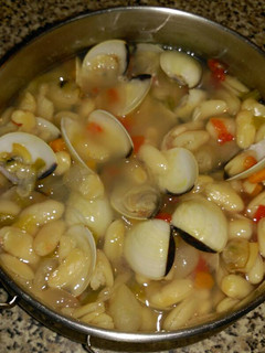 Una foto de Alubias blancas con verduras y almejas