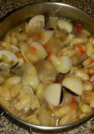 Una foto de Alubias blancas con verduras y almejas