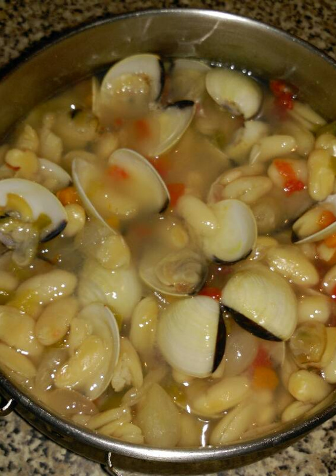 Una foto de Alubias blancas con verduras y almejas