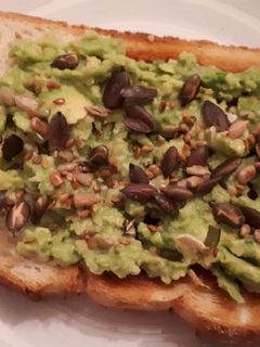 Una foto de Tostada de aguacate