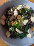 Гречана локшина з козиним сиром у сковороді Wok