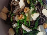 Гречана локшина з козиним сиром у сковороді Wok