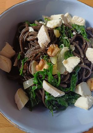 Фото Гречана локшина з козиним сиром у сковороді Wok.