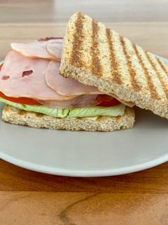 Una foto de 🥪 Sándwich BLT con pollo 🍗