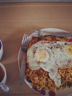 A picture of Poached Egg maggi.