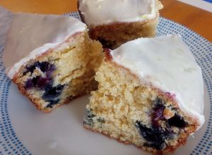 Una foto de Bundt Cake de arándanos y limón
