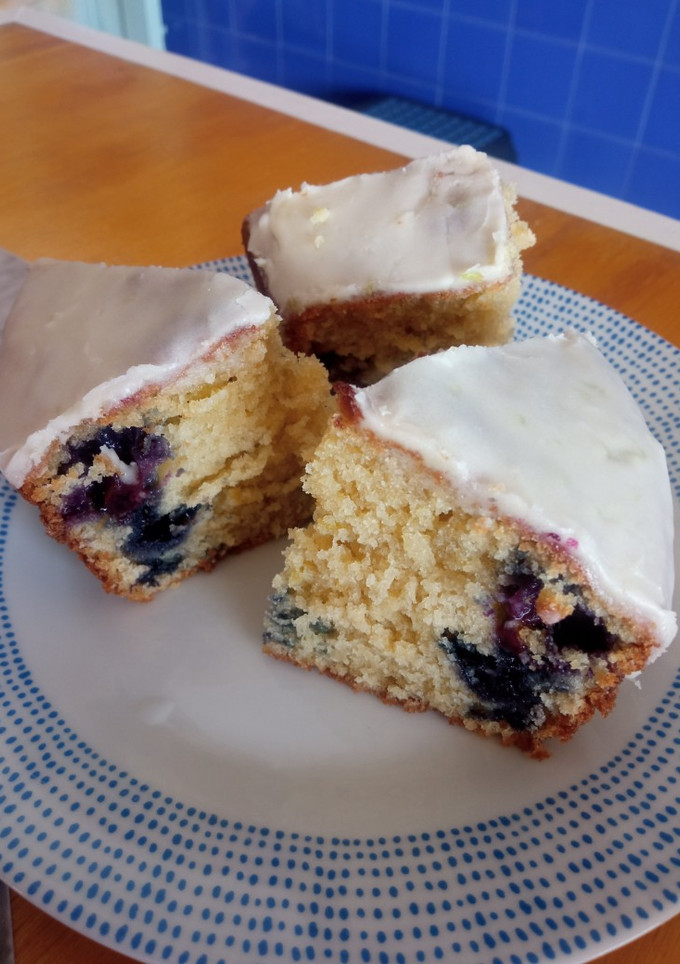 Una foto de Bundt Cake de arándanos y limón