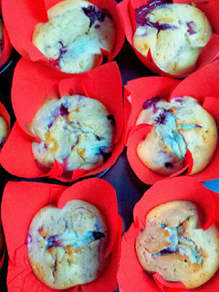 Una foto de Muffins de frutos rojos y queso mascarpone!