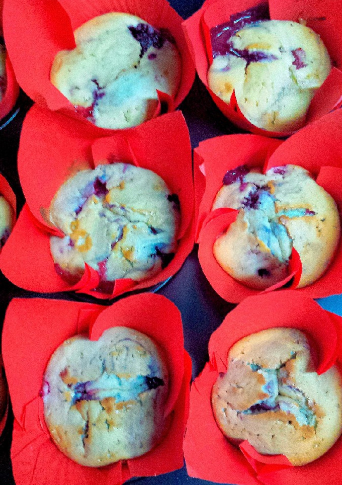 Una foto de Muffins de frutos rojos y queso mascarpone!