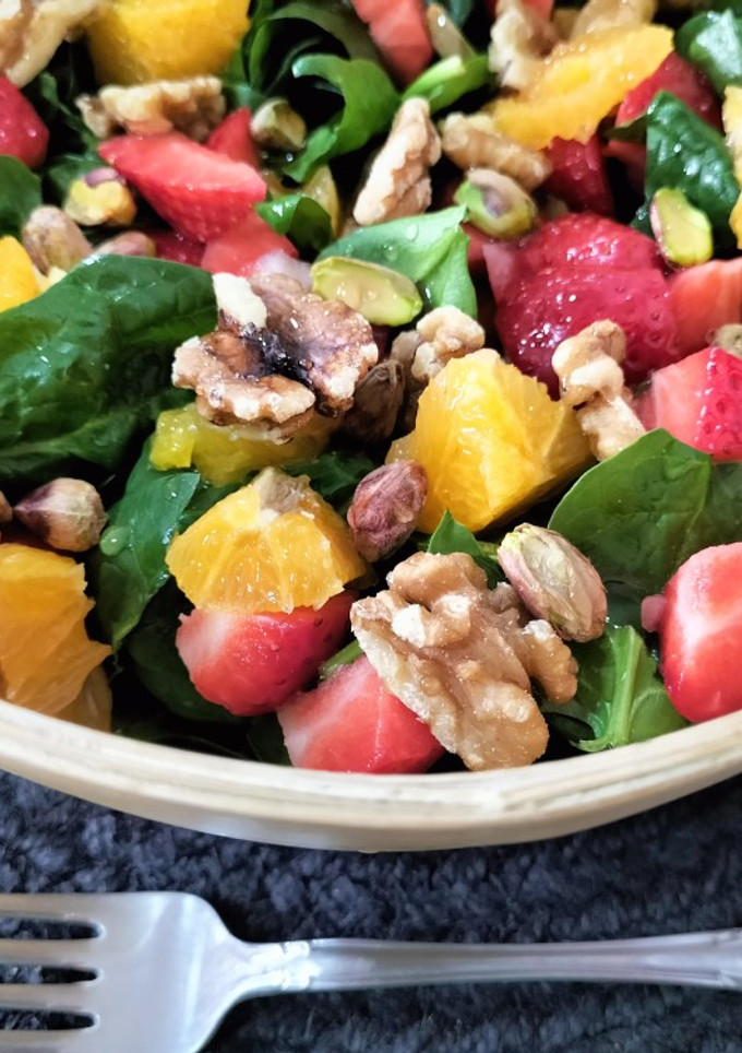 Una foto de Ensalada de espinacas, naranja, fresas y frutos secos